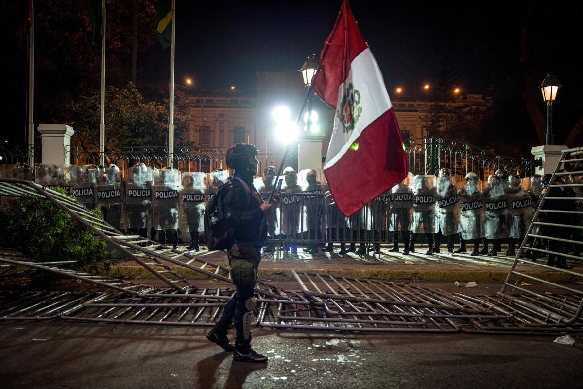 Un muerto y decenas de heridos en violentas protestas contra el Gobierno de Perú