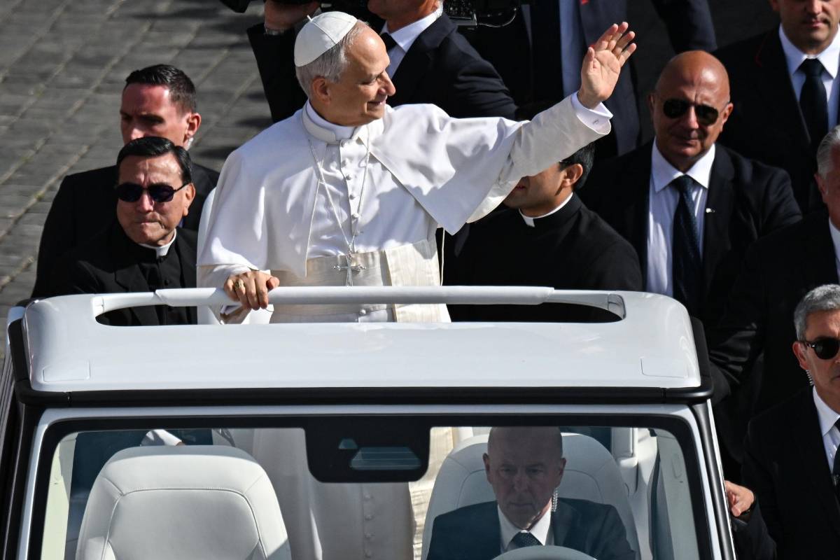 Las imágenes de la multitudinaria misa de asunción del papa León XIV