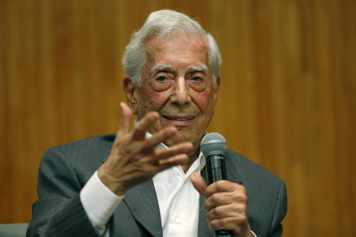 Vargas Llosa es hospitalizado de nuevo por covid 19