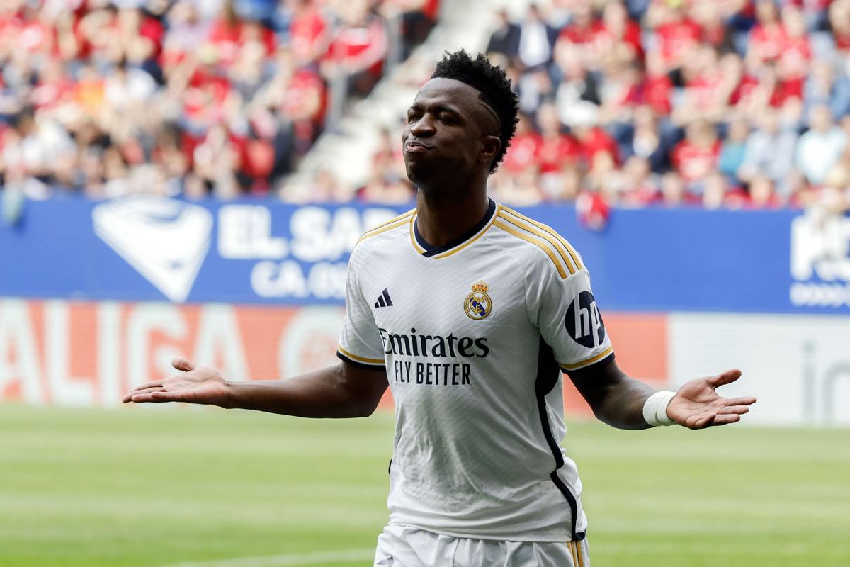 La celebración de Vinicius tras su primer gol del partido en El Sadar.