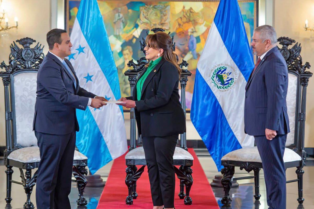 Xiomara Castro recibe credenciales de cuatro embajadores