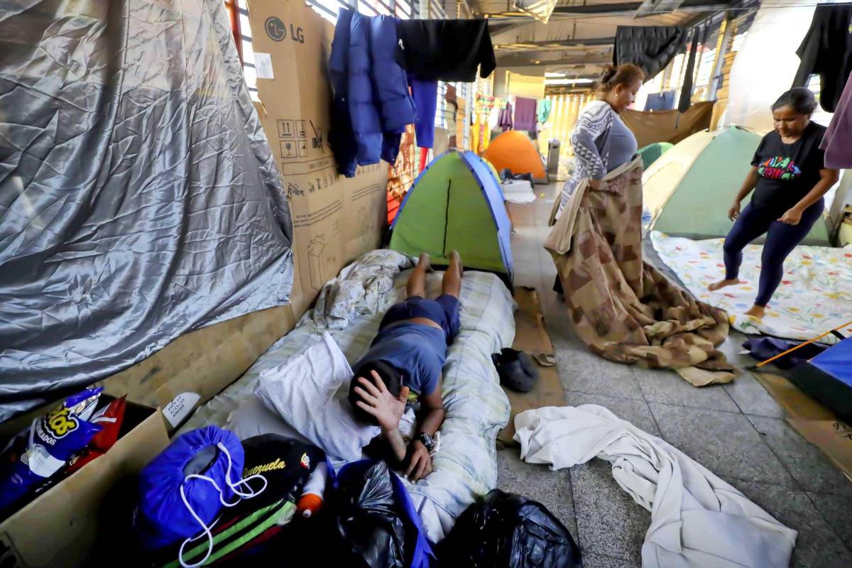 Migrantes se albergan en las estaciones del fallido Trans 450