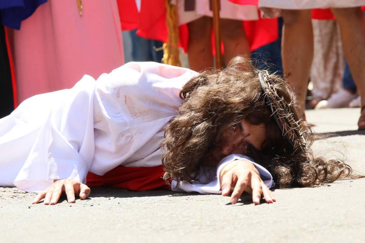 Con fe y devoción, hondureños reviven la Pasión de Cristo en Viernes Santo