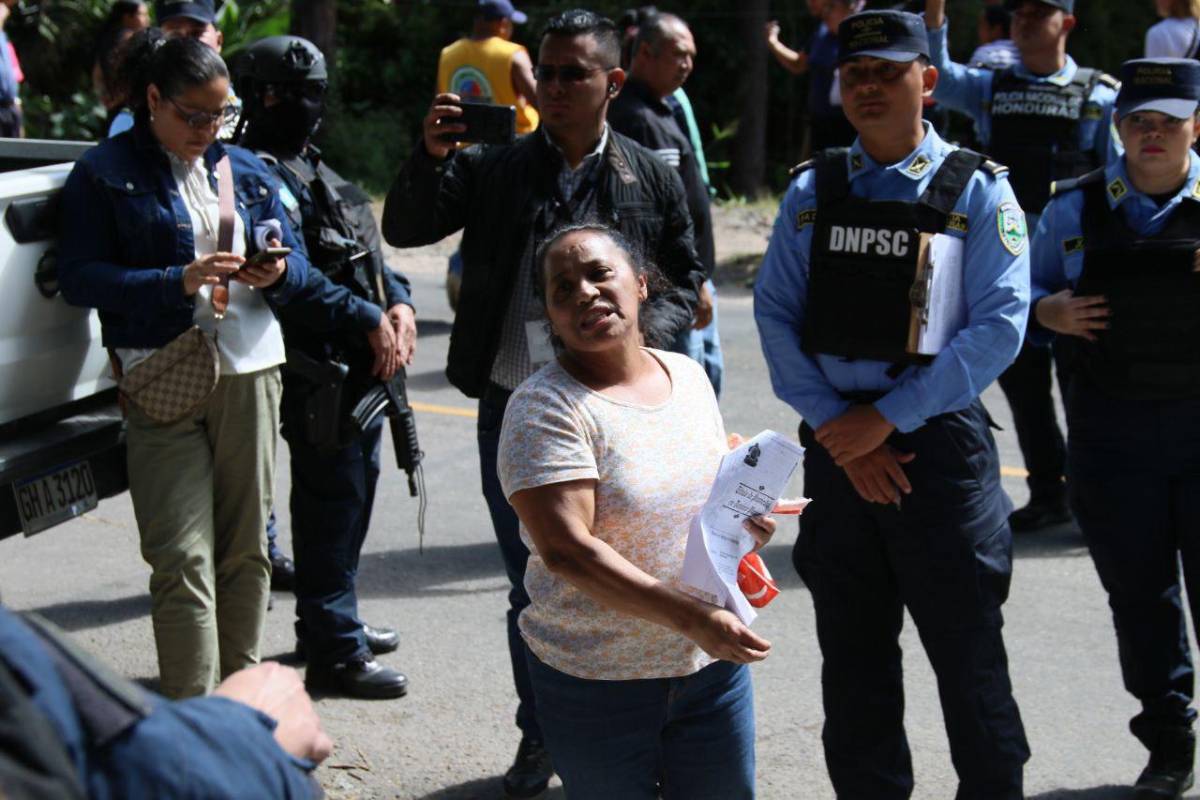 Policías llegan a desalojar a familias en La Estanzuela