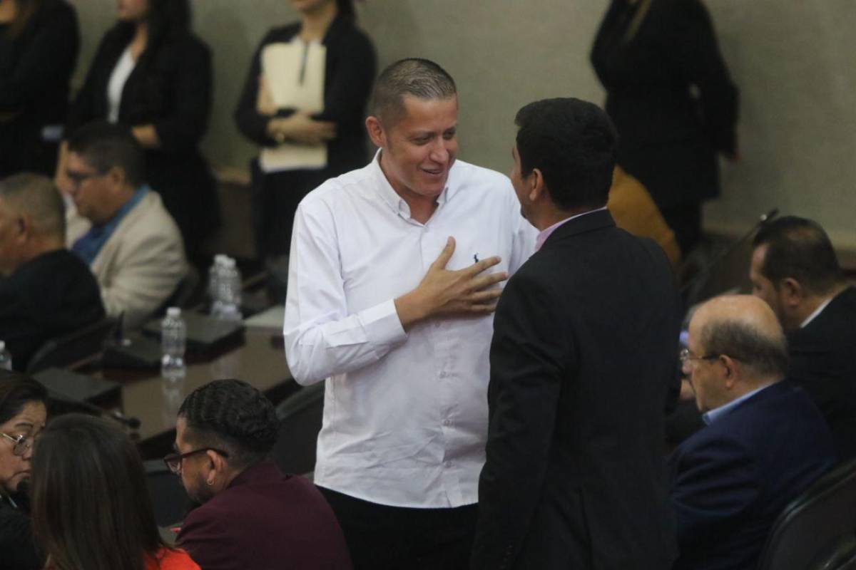 Diputado de Libre que recibió un corazón artificial en México regresa al Congreso Nacional
