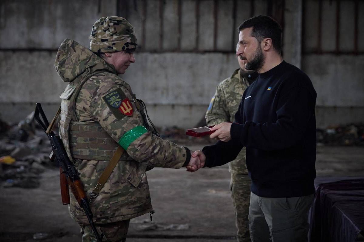 Zelenski visita por sorpresa el frente de batalla en Bajmut