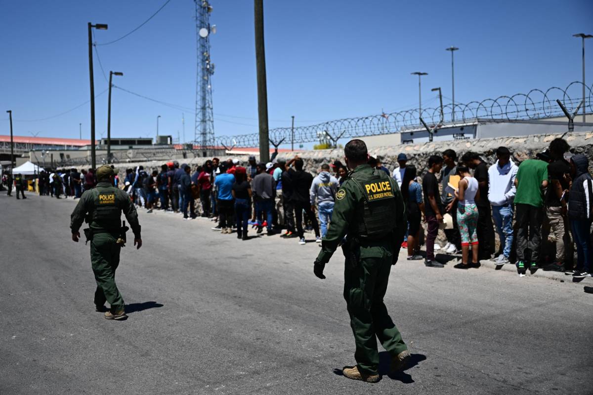 Miles de migrantes esperan agolpados ante puertas fronterizas entre México y EEUU