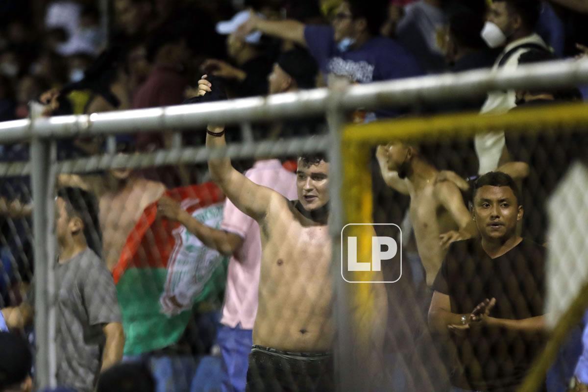 Aficionados del Marathón se infiltraron en el estadio Morazán y después sacaron banderas de su equipo.