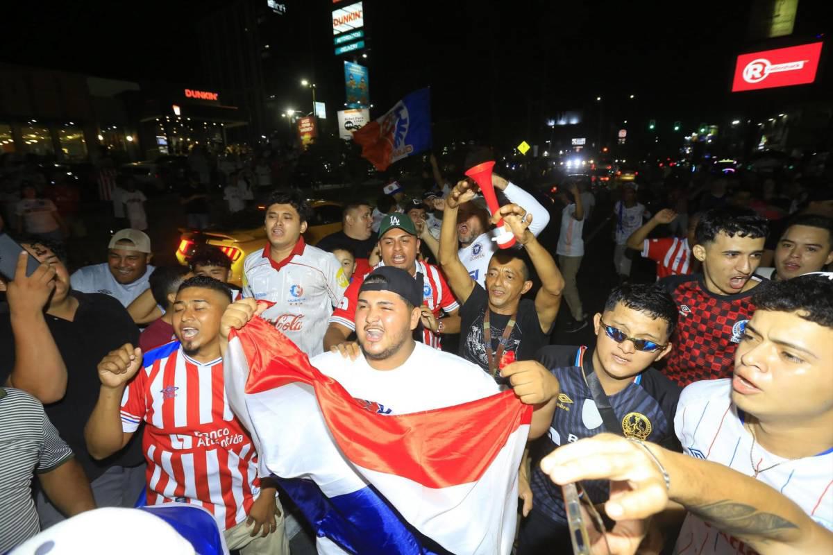 Aficionados del Olimpia festejan con todo: fiesta, locura y espectacular caravana