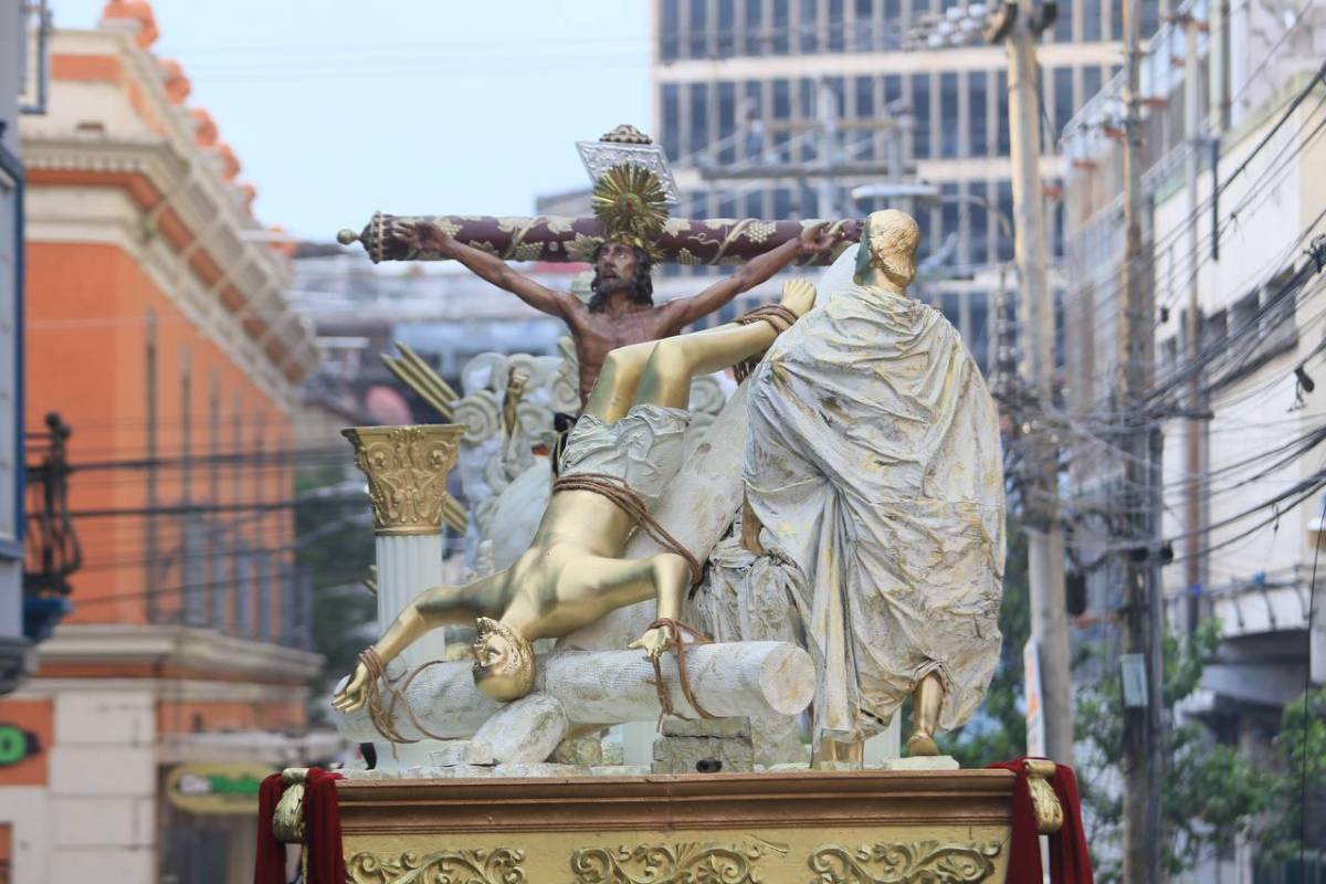 Santo Entierro: entre silencio y fe, fieles acompañan el cuerpo de Jesús