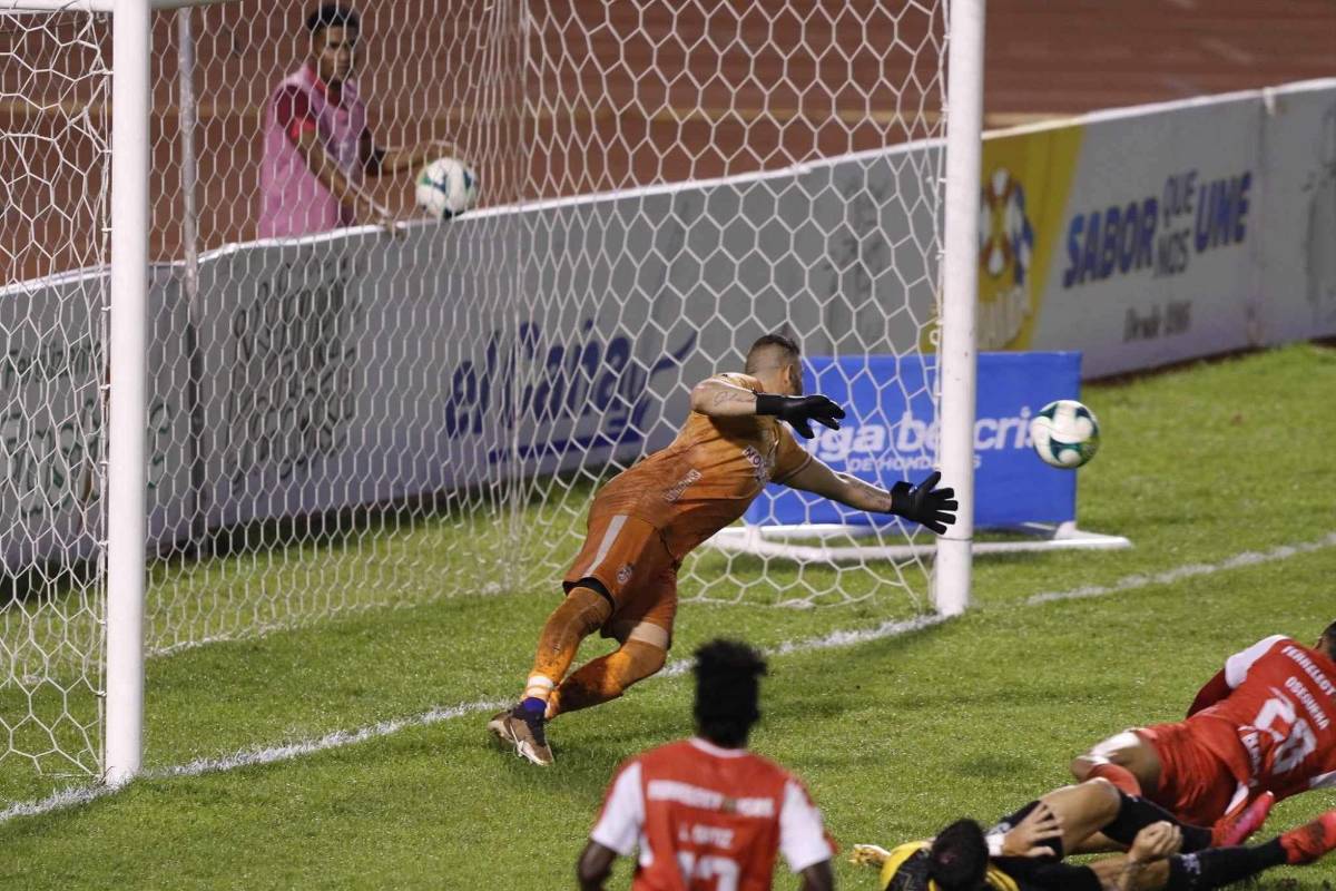 Ramiro Rocca venció al ’Panchi’ Reyes con un cabezazo para darle el triunfo al Real España.