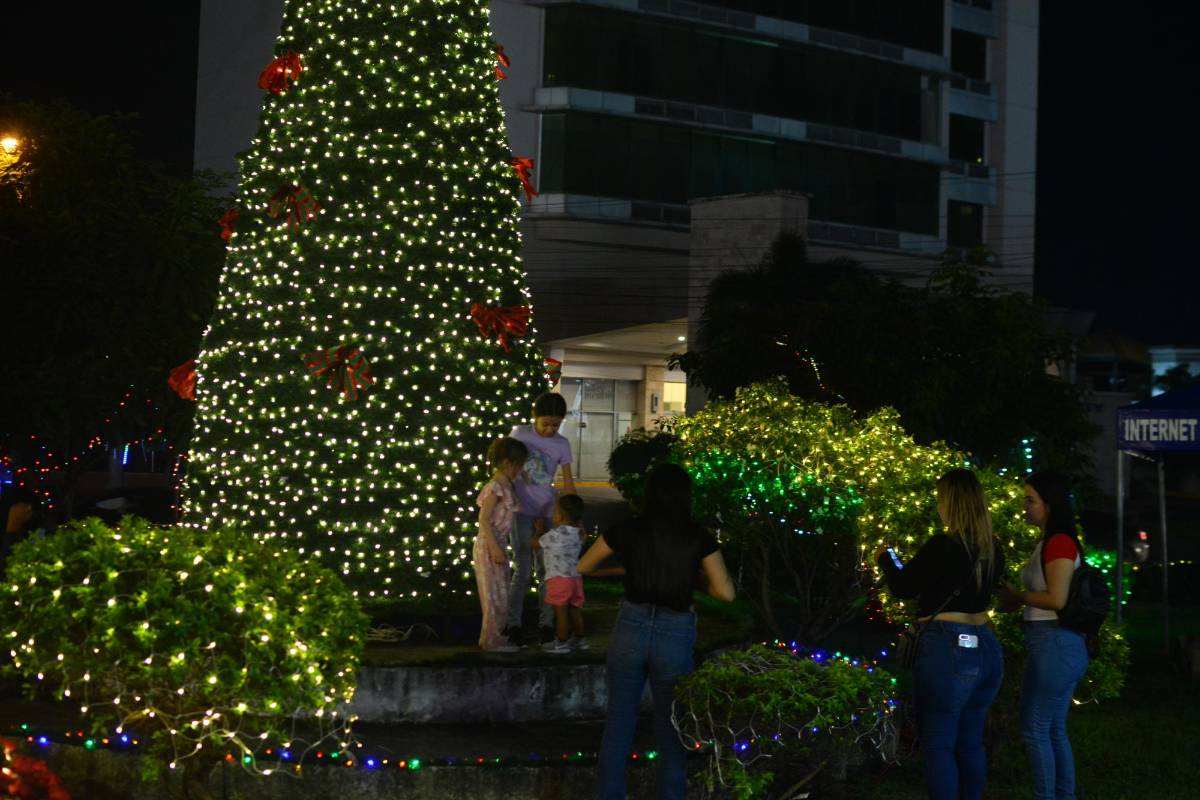 Así fue la increíble inauguración de la villa navideña en el Monumento a la Madre