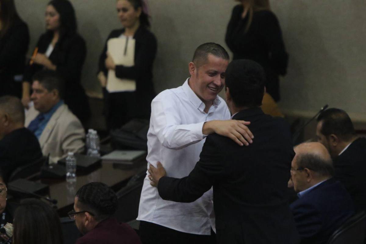 Diputado de Libre que recibió un corazón artificial en México regresa al Congreso Nacional