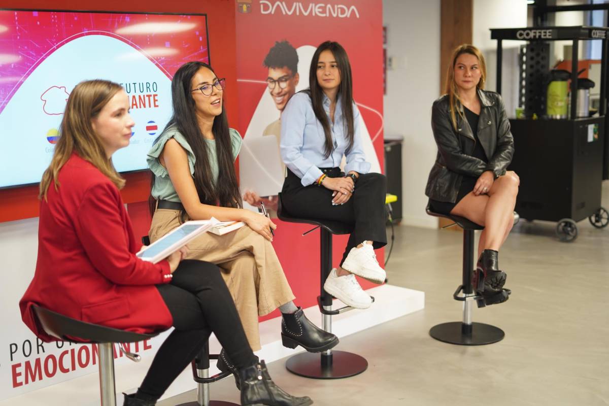 Tres mujeres jóvenes emprendedoras colombianas comparten sus experiencias exitosas de innovación.