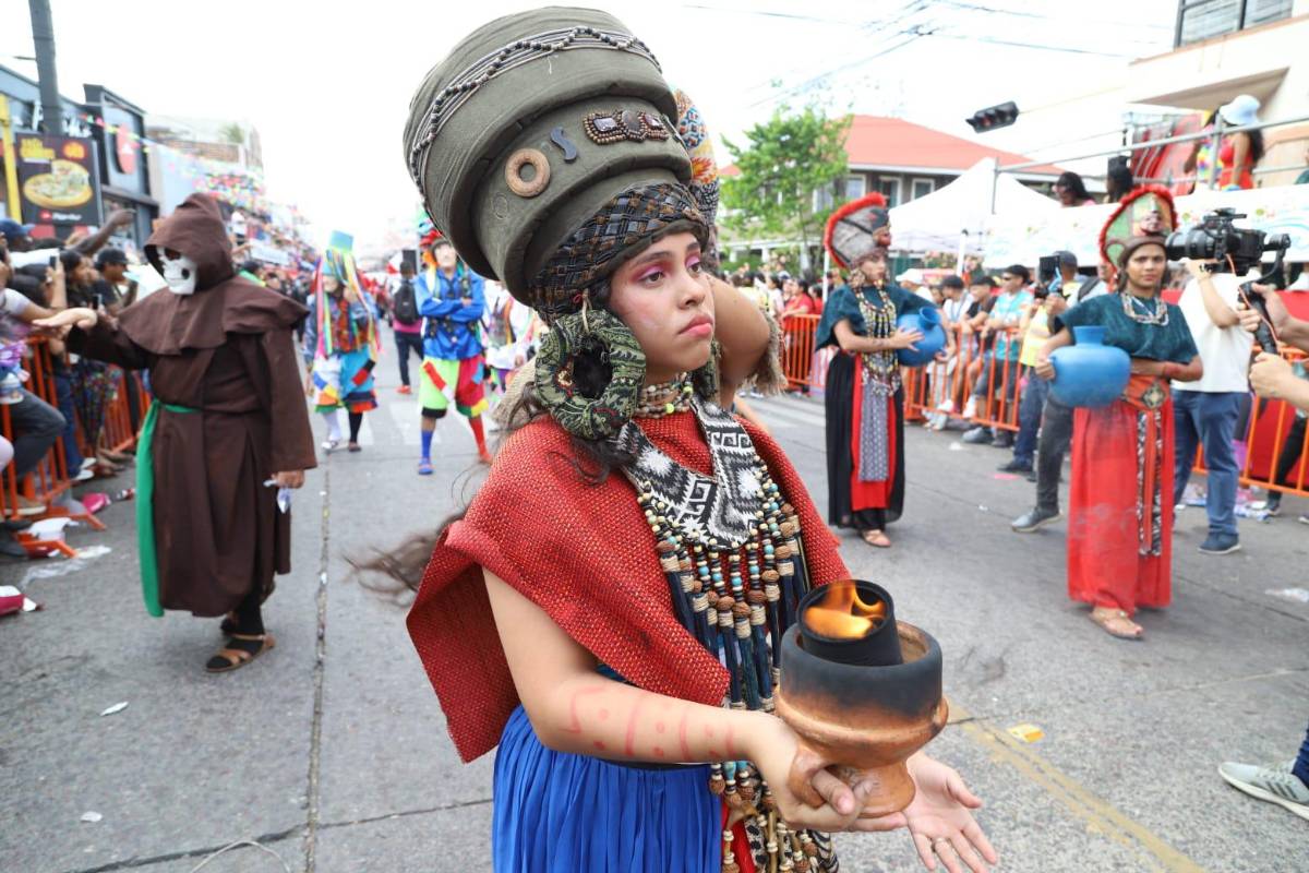 Bellas hondureñas engalanan el desfile de carrozas en La Ceiba