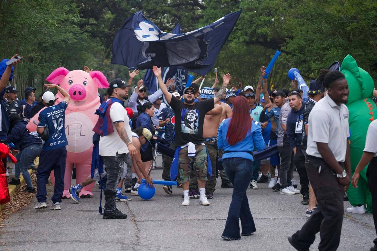 Colocha enamora en New Orleans, besos y ambientazo para los clásicos en EUA