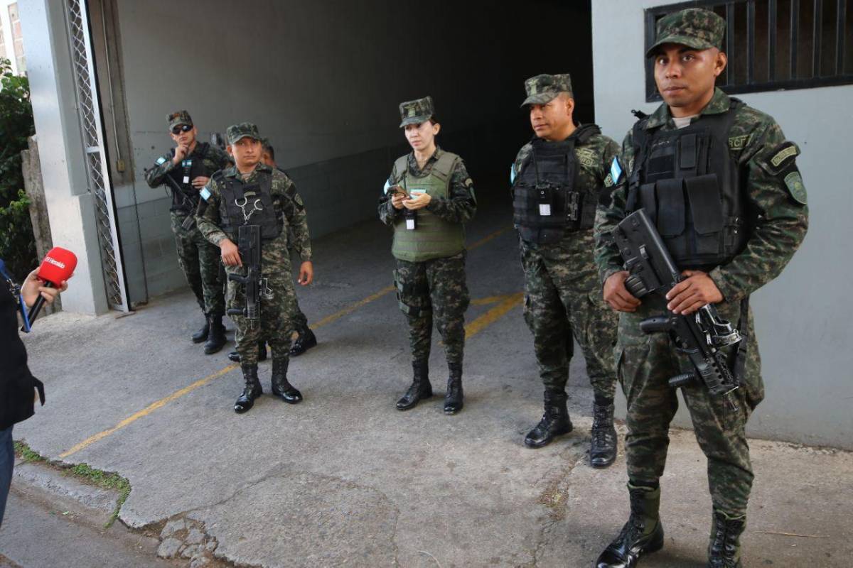 Tenso ambiente en el CNE en medio de recepción de ofertas para biometría