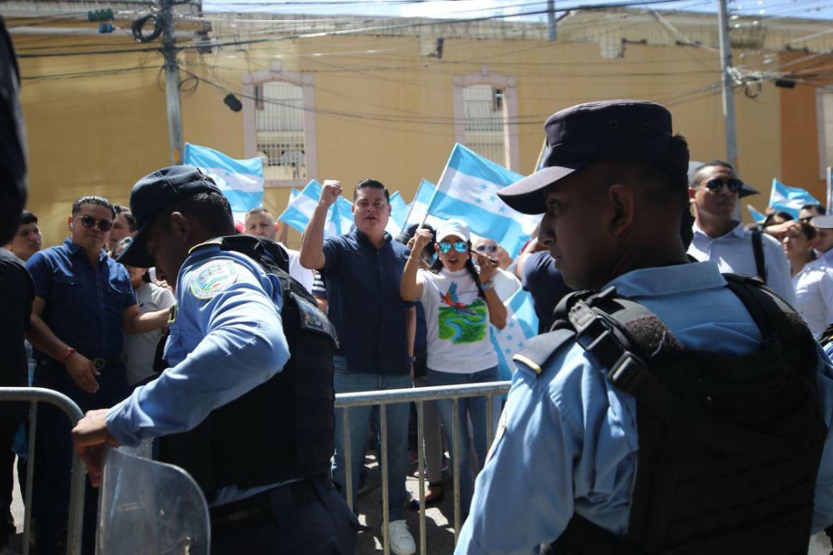 Tenso ambiente en el CNE en medio de recepción de ofertas para biometría