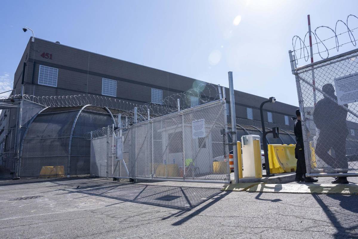 ¿Qué derechos tienen los inmigrantes durante una detención de ICE en Estados Unidos?