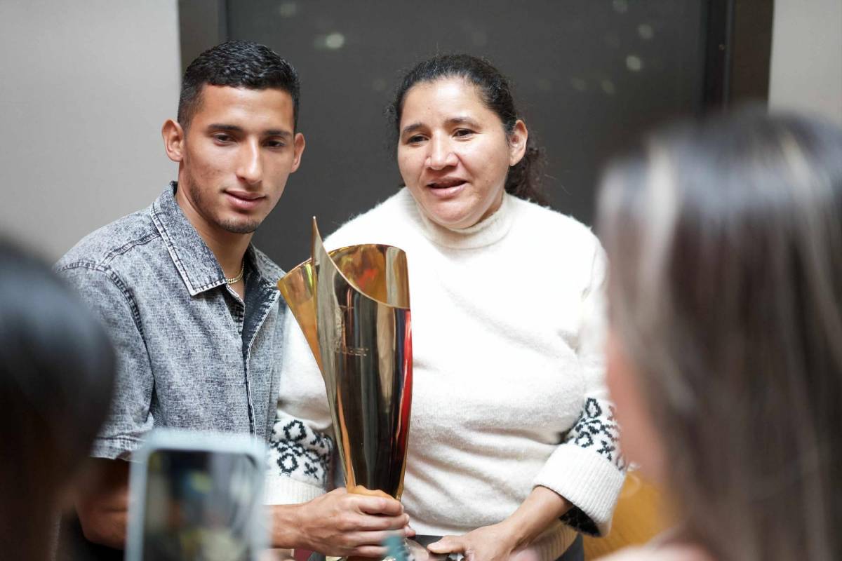 Futbolistas de Olimpia bien acompañados, furor por Elis y festejos del campeón