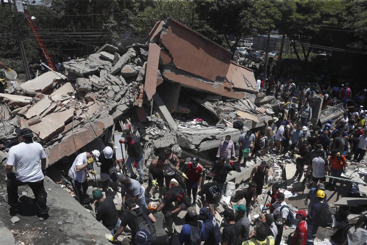Hondureños quedan varados en Colombia tras terremoto luego de competir en festival folclórico