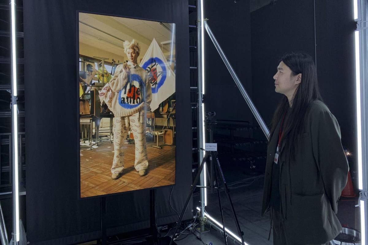 El director de VGlab, Jaeyong Lee, junto al probador virtual desarrollado por su compañía.