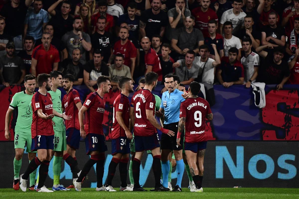 El partido terminó con dos jugadores expulados, uno por cada lado.