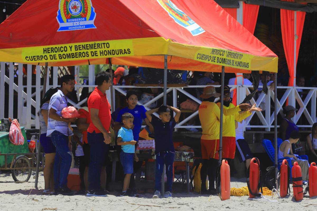 Turistas hondureños abarrotan las playas de Tela, Atlántida