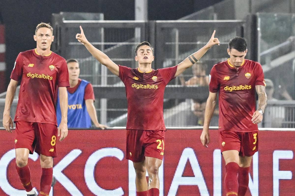 Paulo Dybala (centro) celebrando uno de sus dos goles en la goleada de la Roma frente al Monza.