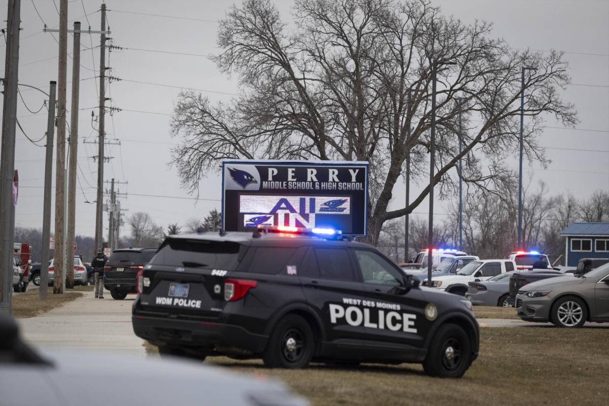 Policía confirma “múltiples víctimas de bala” en tiroteo en colegio de Iowa (EEUU)