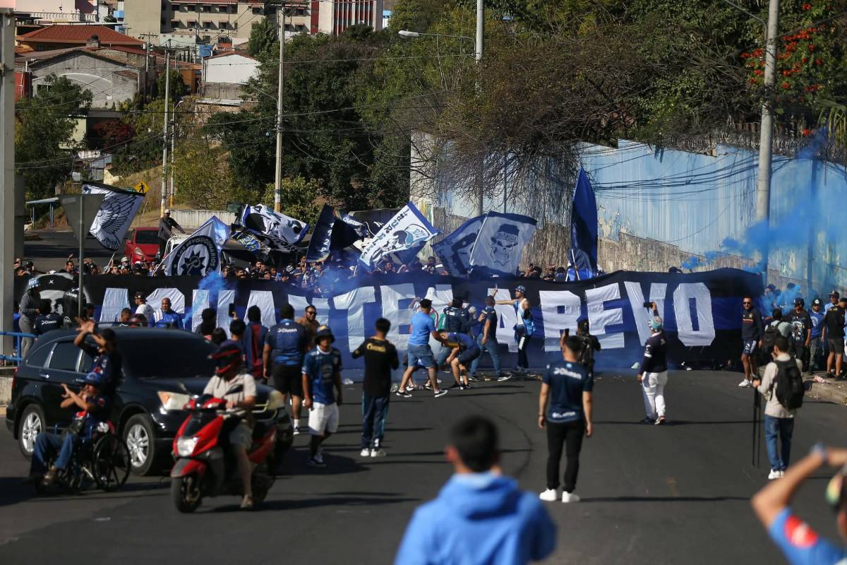 Bellezas, burla a Marathón, lanzan billetes a Henry Figueroa y él reacciona