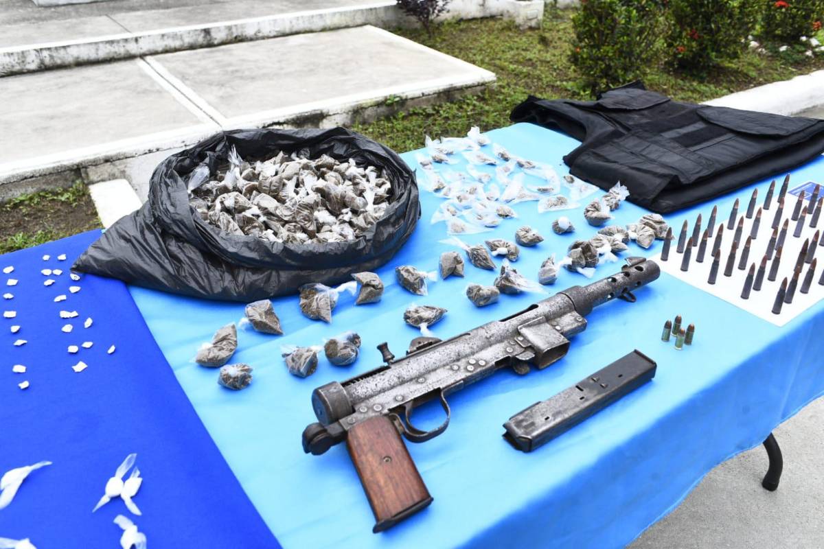 Armamento y droga decomisada en el operativo.