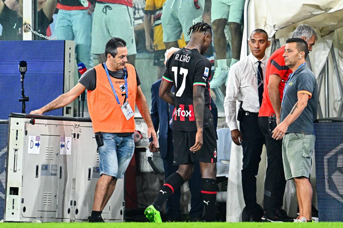 Rafael Leao se fue expulsado por doble tarjetas amarillas en el inicio de la segunda parte.