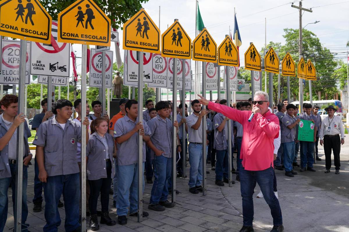 Estudiantes de centros técnicos fabrican rótulos con señales de tránsito en SPS