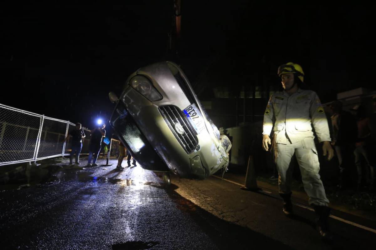 Retiran vehículo que cayó en socavón por fuertes lluvias en SPS