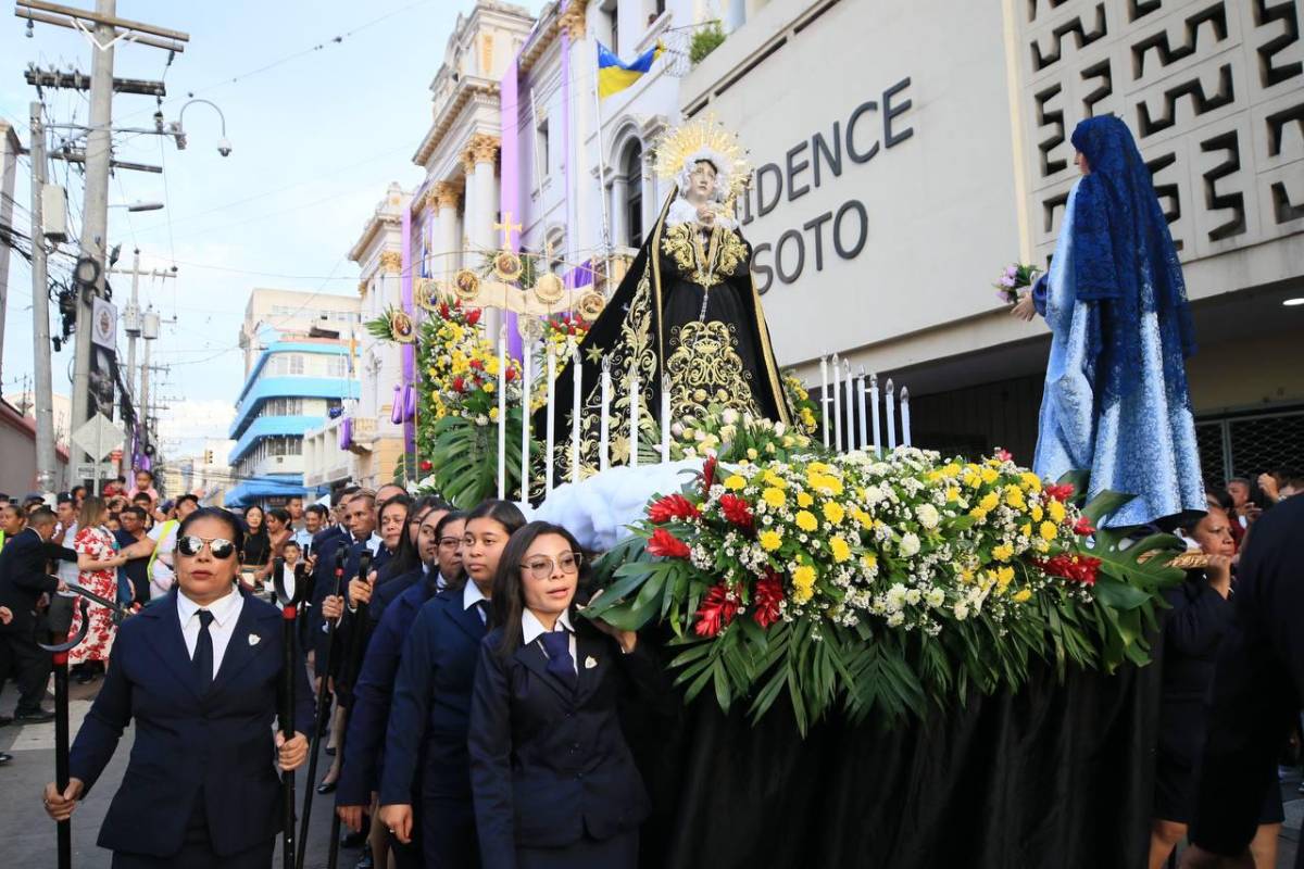 Santo Entierro: entre silencio y fe, fieles acompañan el cuerpo de Jesús