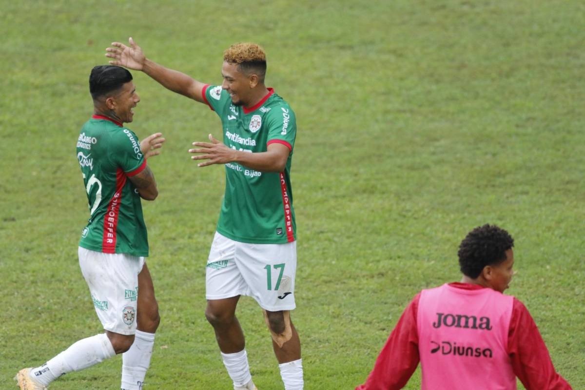 El festejo de Alexy Vega con el Chino López tras su golazo en el Marathón-Génesis.