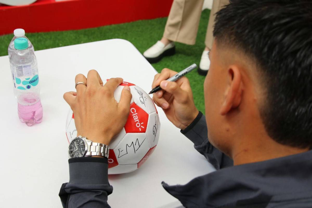 Show de Ruiz en firma de autógrafos, los seleccionados presentes y regalo