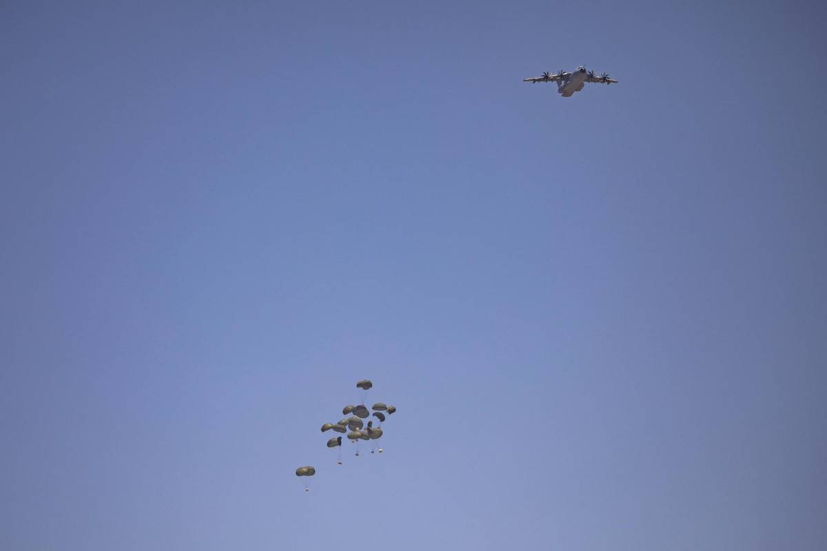 Comienzan lanzamientos aéreos de ayuda alimentaria en Gaza ante la hambruna