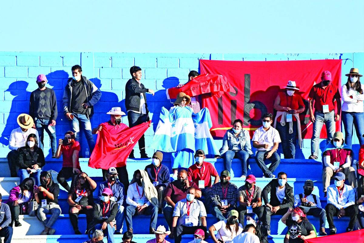 Los seguidores del Partido Libre abarrotaron el estadio Nacional que lució majestuoso.