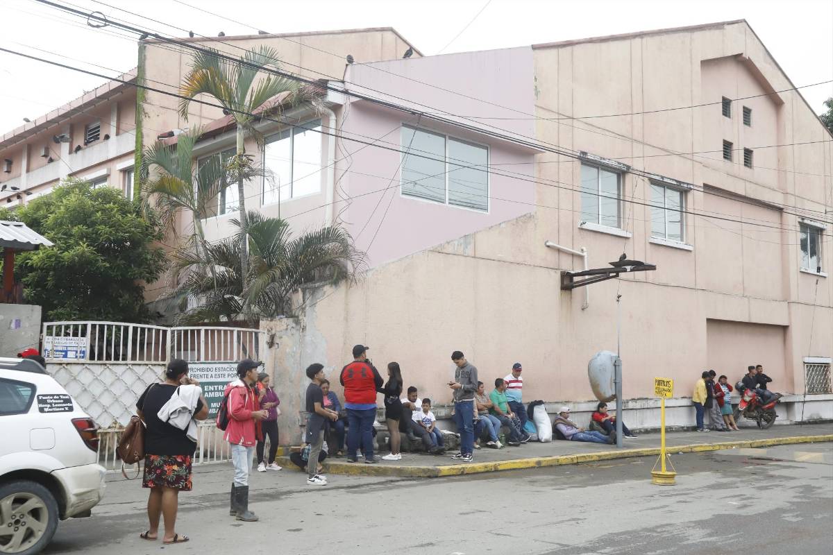 Molestia e indignación por cobros en el Leonardo Martínez