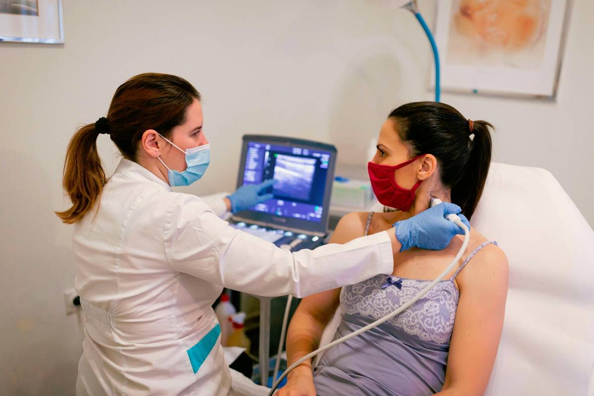 Pasar largas horas en la oficina puede desencadenar la tiroides