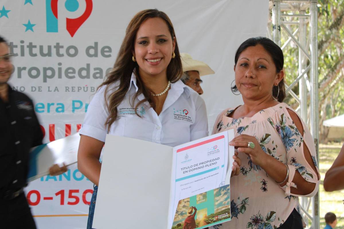 Lucy Salgado, directora ejecutiva del IP, entregando los títulos.