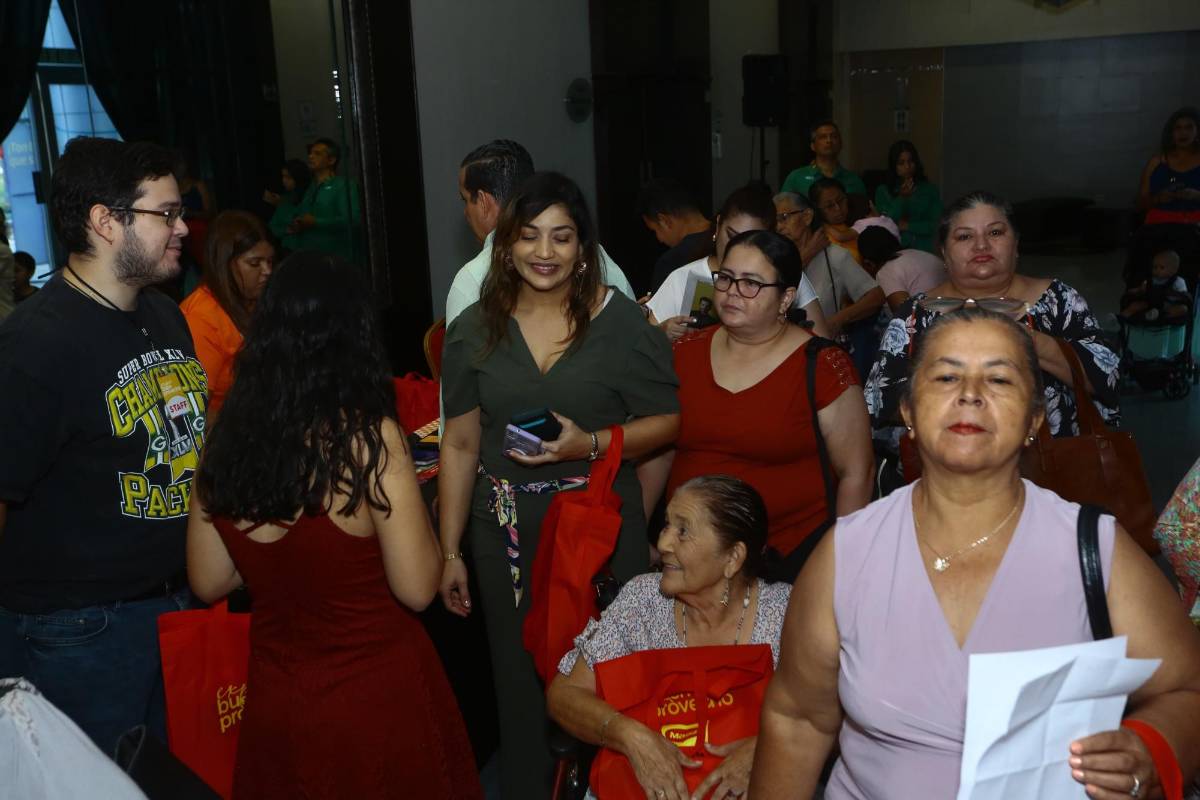 Los asistentes se mostraron contentos en el inicio de la Expo Buen Provecho 2024.