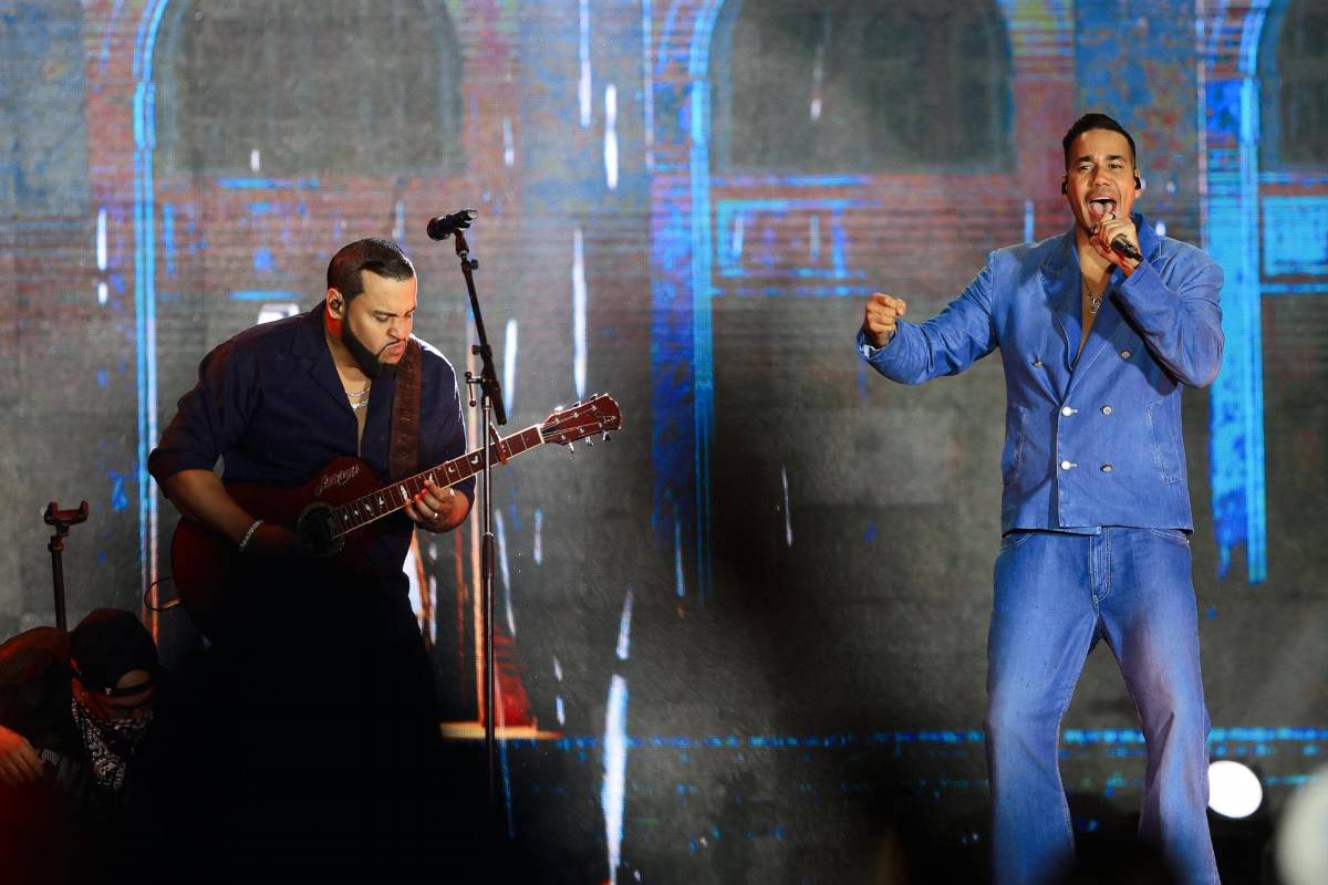 Romeo Santos y sus colegas cantaron hasta la media noche sin importar la tremenda lluvia.