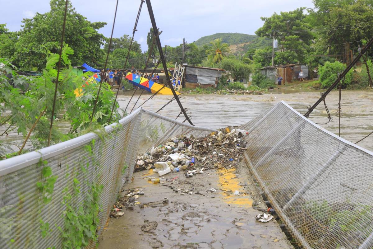 Triste relato de padre hondureño que perdió todo con Sara: “En 10 minutos el agua llenó mi casa”