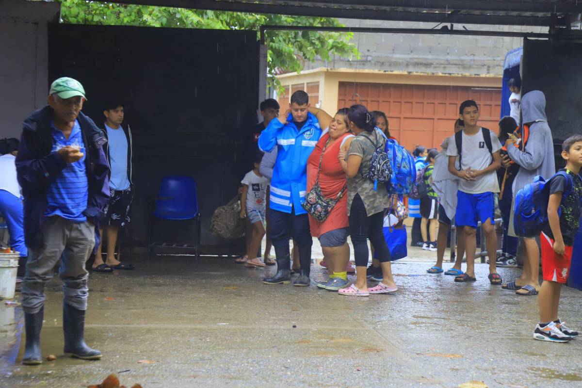 A albergues llevan a familias afectadas en el sector Rivera Hernández por tormenta Sara