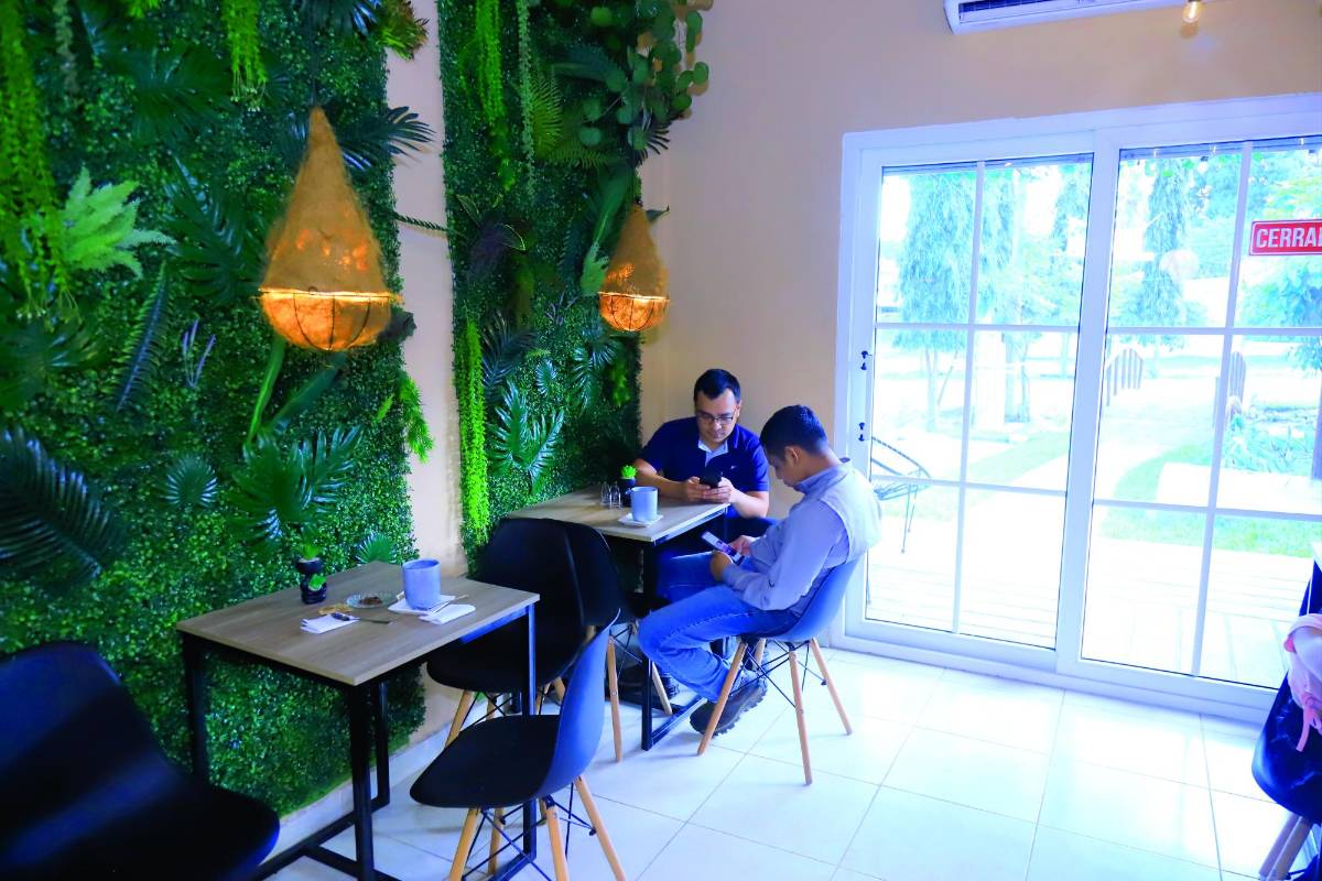 Dos clientes del sector disfrutan del café producido por caficultores de El Merendón.