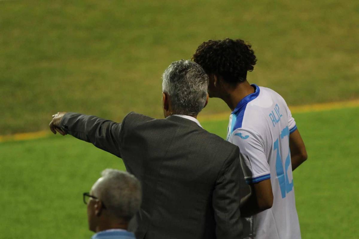 Reinaldo Rueda le da instrucciones a Ruiz antes de que ingresa al campo.