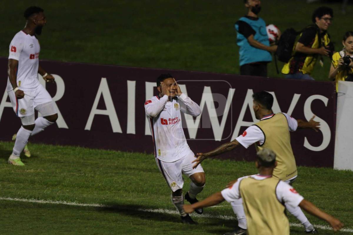 Carlos Sánchez y su festejo tras marcar el gol que le dio el pase a la final de la Liga Concacaf al Olimpia.